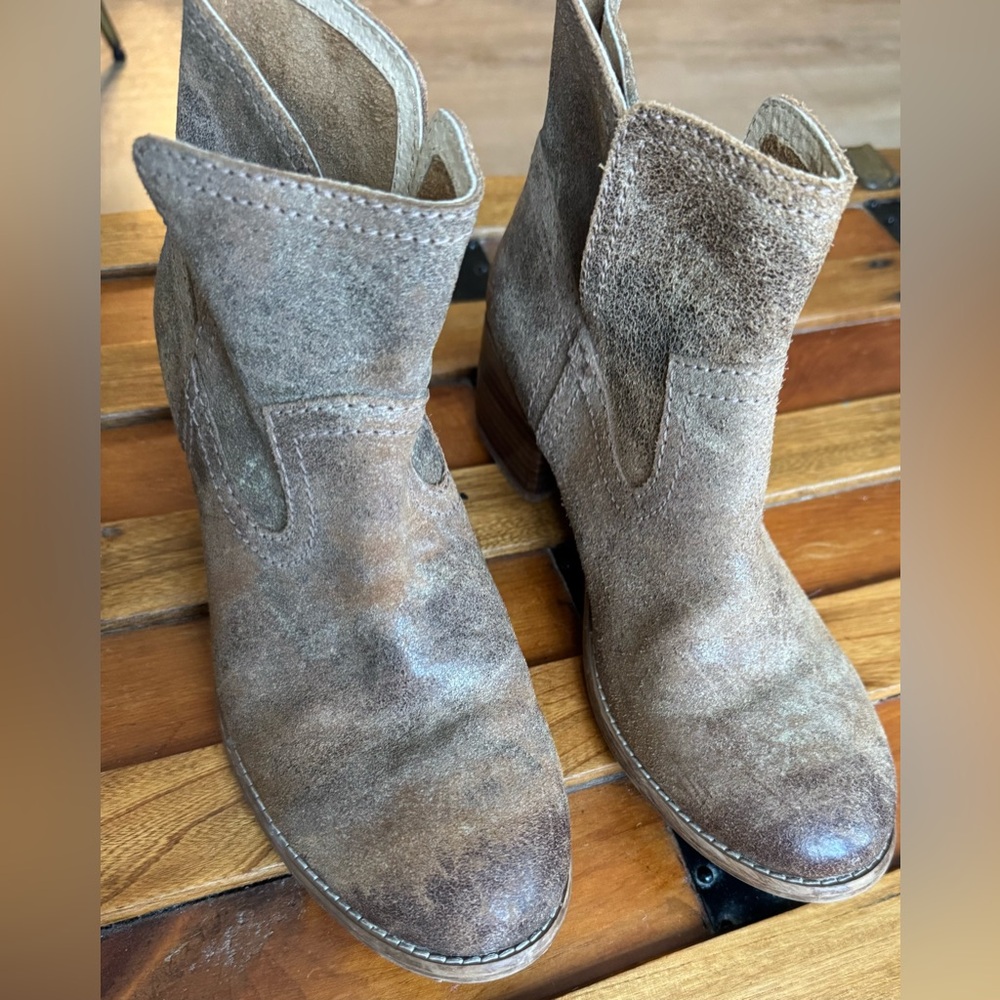 Diba True Women's Distressed Brown Ankle Booties - Picture 8 of 12